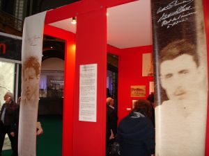 Scoop au salon du livre ancien et de l’estampe : le visiteur peut y découvrir le visage de Rimbaud adulte. Photo lecourant.info.