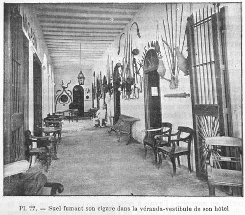Suel fumant son cigare dans la véranda-vestibule de son hôtel Suel fumant son cigare dans la véranda-vestibule de son hôtel