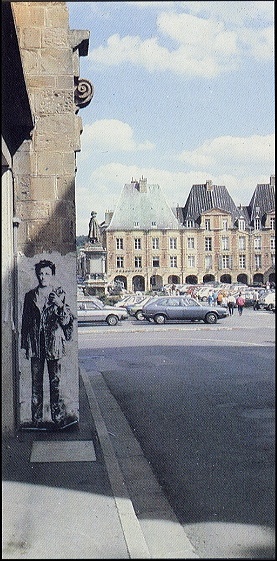 Affiche sur la Place Ducale de Charleville, France